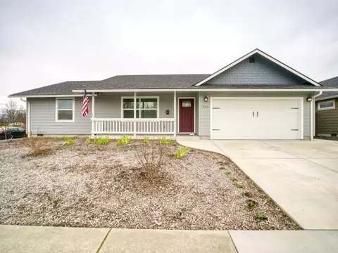 262 N 2nd St, Central Point, OR 97502 photo 1