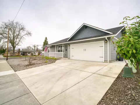 262 N 2nd St, Central Point, OR 97502 photo 2