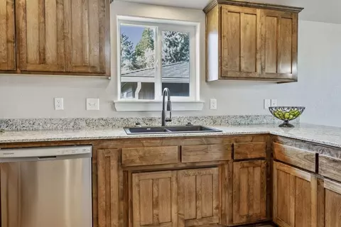 722 S Royal Ave, Eagle Point, OR 97524 photo 7