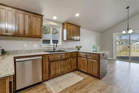 722 S Royal Ave, Eagle Point, OR 97524 photo 8