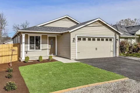 722 S Royal Ave, Eagle Point, OR 97524 photo 1