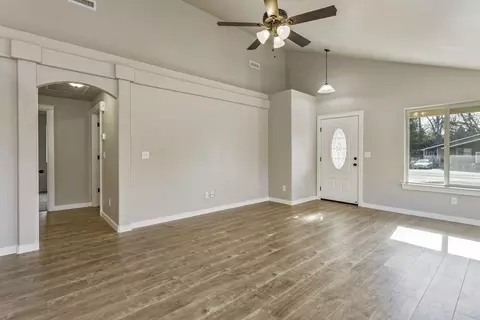722 S Royal Ave, Eagle Point, OR 97524 photo 3