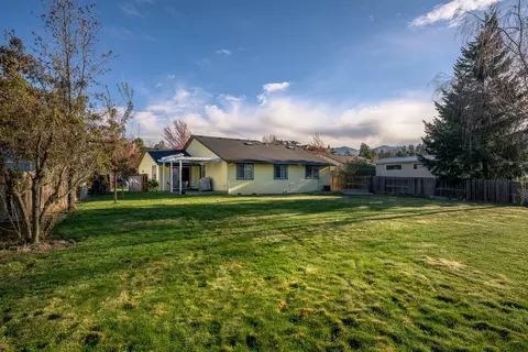572 C St, Phoenix, OR 97535 photo 5