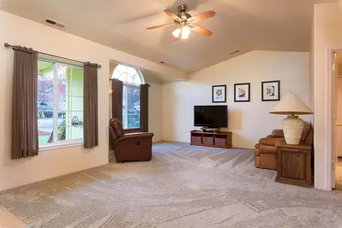 572 C St, Phoenix, OR 97535 photo 2