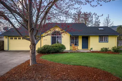 572 C St, Phoenix, OR 97535 photo 1