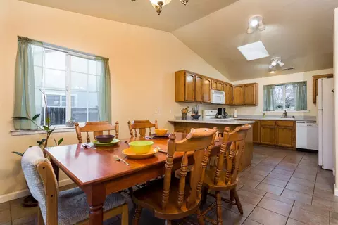572 C St, Phoenix, OR 97535 photo 3