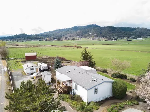 3333 Scenic Ave, Central Point, OR 97502 photo 1