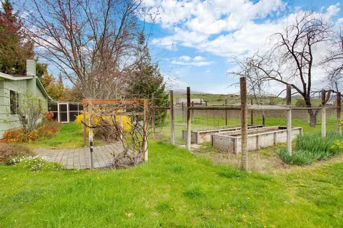 749 Eagle Mill Rd, Ashland, OR 97520 photo 3