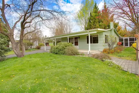 749 Eagle Mill Rd, Ashland, OR 97520 photo 2