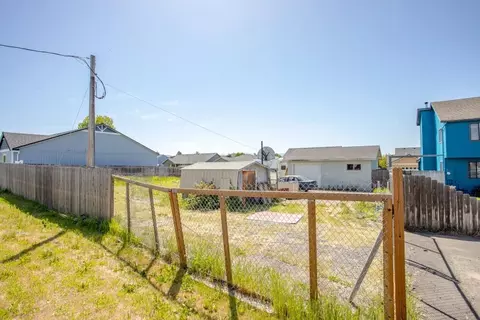 626 Barton Rd, Eagle Point, OR 97524 photo 2