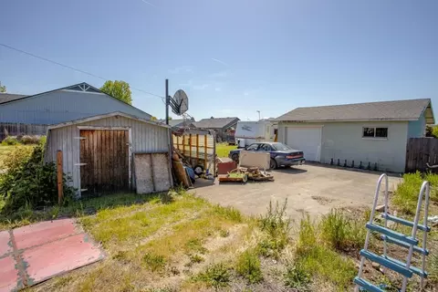 626 Barton Rd, Eagle Point, OR 97524 photo 3