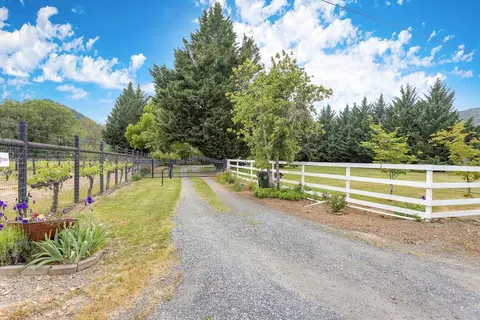 9155 Applegate Rd, Grants Pass, OR 97527 photo 2