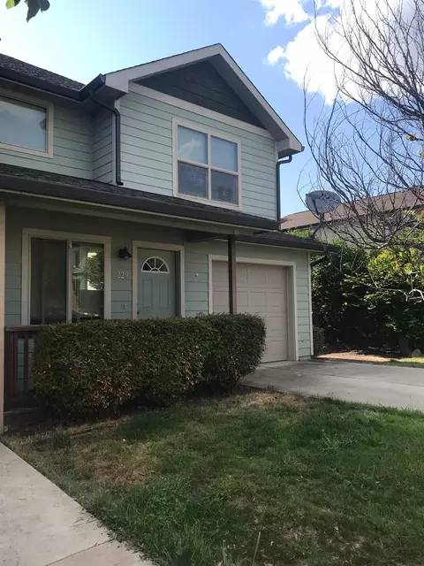 229 Northview Dr, Eagle Point, OR 97524 photo 2