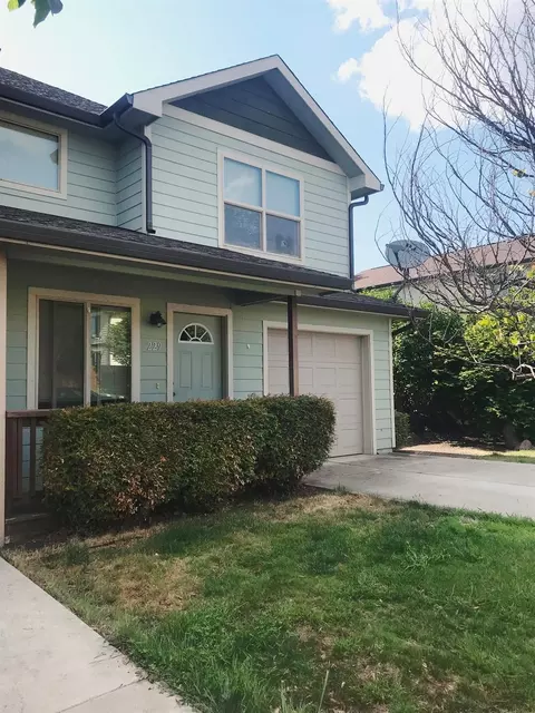 229 Northview Dr, Eagle Point, OR 97524 photo 1