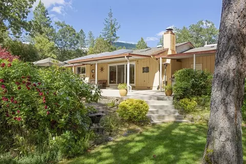 706 Eric Loop, Grants Pass, OR 97526 photo 4