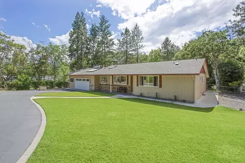 706 Eric Loop, Grants Pass, OR 97526 photo 1