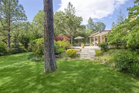 706 Eric Loop, Grants Pass, OR 97526 photo 2
