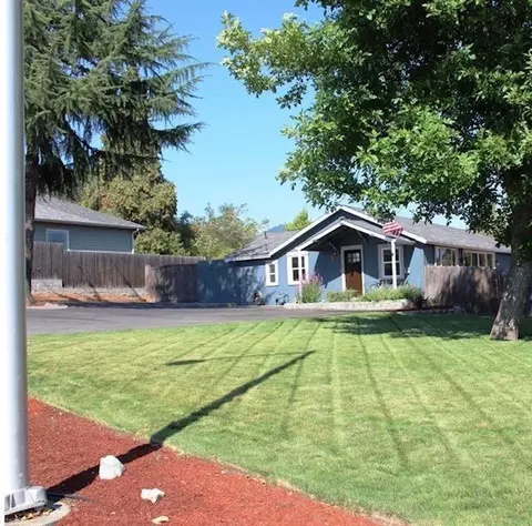 125 NW Fall Run Dr, Grants Pass, OR 97526 photo 2