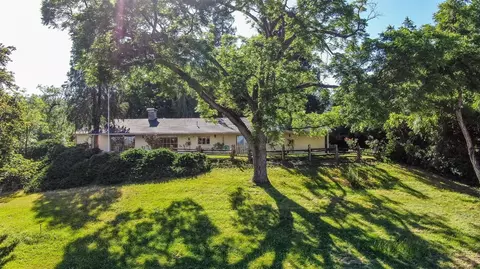 2211 Hillside Dr, Central Point, OR 97502 photo 2