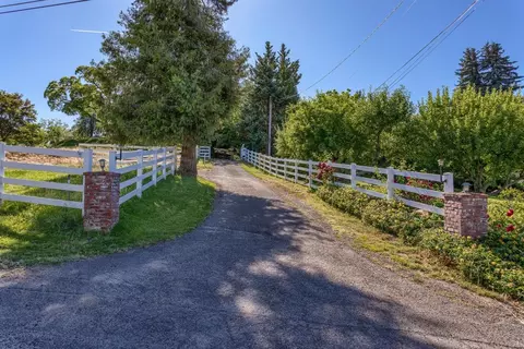 2211 Hillside Dr, Central Point, OR 97502 photo 3