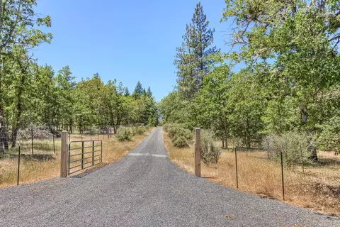150 Jonathan St, Grants Pass, OR 97526 photo 2