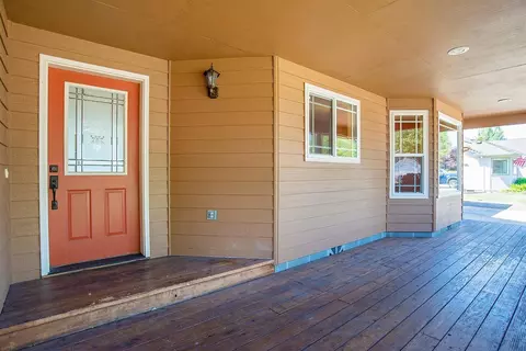 641 Crystal Dr, Eagle Point, OR 97524 photo 3