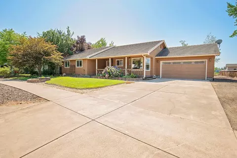 641 Crystal Dr, Eagle Point, OR 97524 photo 2