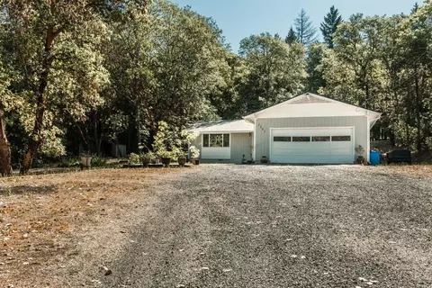1347 Summit Loop, Grants Pass, OR 97527 photo 2