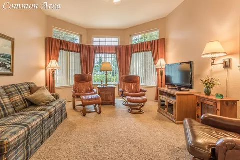 101 Meadow View Dr, Phoenix, OR 97535 photo 2