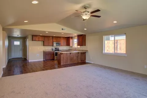 711 Sheffield Dr, Eagle Point, OR 97524 photo 3
