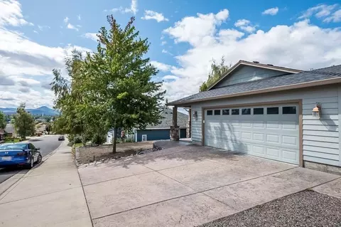1053 Highlands Dr, Eagle Point, OR 97524 photo 2