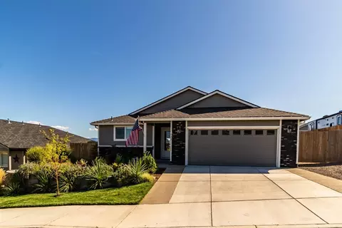 931 Sellwood Dr, Eagle Point, OR 97524 photo 1