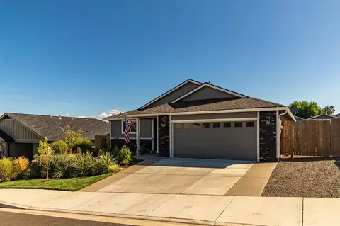 931 Sellwood Dr, Eagle Point, OR 97524 photo 2