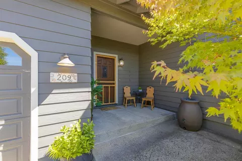 209 Ray St, Phoenix, OR 97535 photo 2