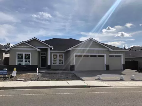 1014 Arrowhead Trl, Eagle Point, OR 97524 photo 1
