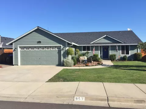 952 Stonewater Dr, Eagle Point, OR 97524 photo 1