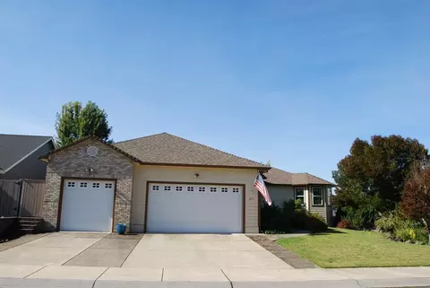 827 Ridgeway Ave, Central Point, OR 97502 photo 2