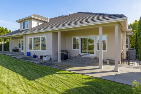 207 Pine Lake Dr, Eagle Point, OR 97524 photo 2