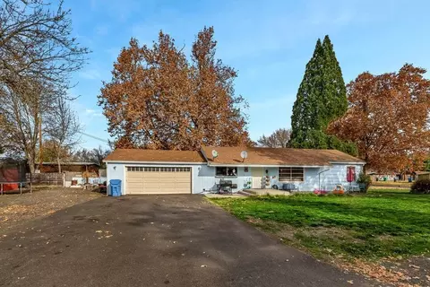 208 Jason St, Eagle Point, OR 97524 photo 1