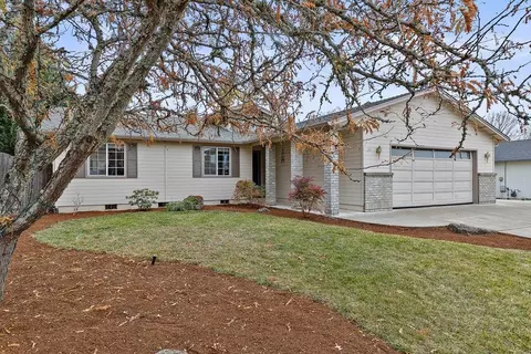 38 Eagle View Dr, Eagle Point, OR 97524 photo 2