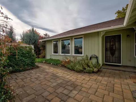 34 Christa Ln, Eagle Point, OR 97524 photo 2