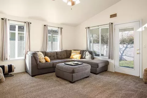 427 Montclair Way, Eagle Point, OR 97524 photo 2