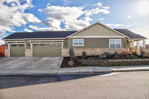1014 Stonewater Dr, Eagle Point, OR 97524 photo 2