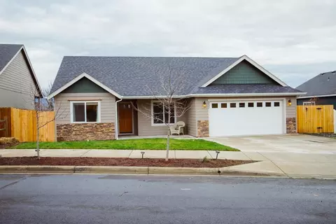 557 N Heights Dr, Eagle Point, OR 97524 photo 1