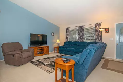 466 Phyllis Dr, Eagle Point, OR 97524 photo 4