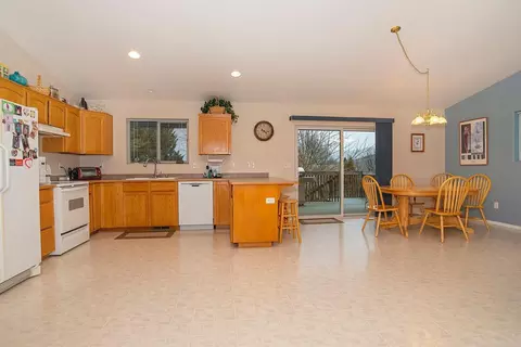 466 Phyllis Dr, Eagle Point, OR 97524 photo 3