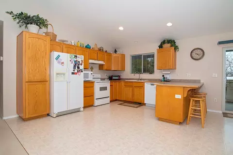 466 Phyllis Dr, Eagle Point, OR 97524 photo 2