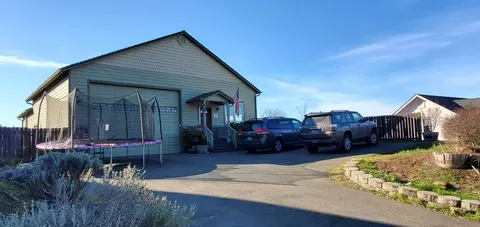 1565 Panoramic Loop, Grants Pass, OR 97527 photo 2
