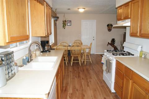 655 Talbot St, Eagle Point, OR 97524 photo 3