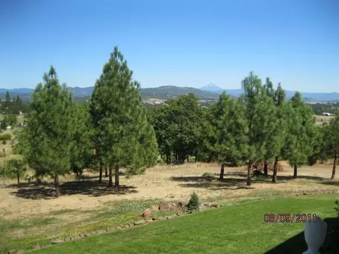 220 Chateau Dr, Eagle Point, OR 97524 photo 3